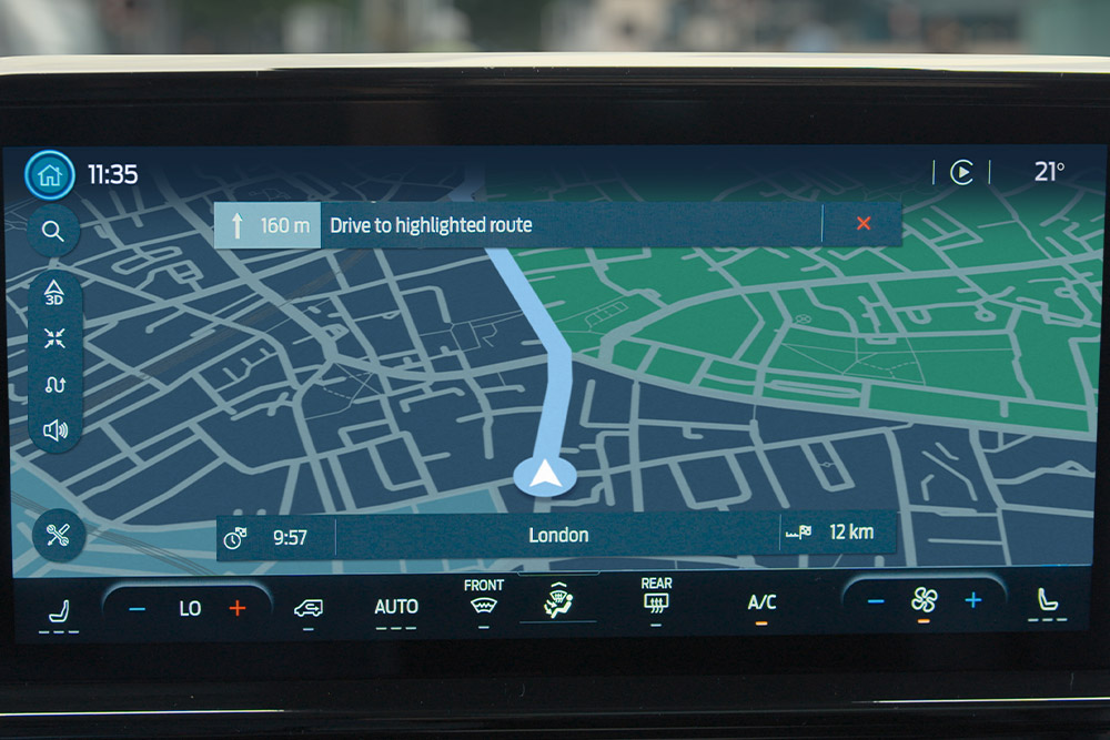 The navigation screen in the Ford Tourneo Custom displays a map with a route highlighted to London.