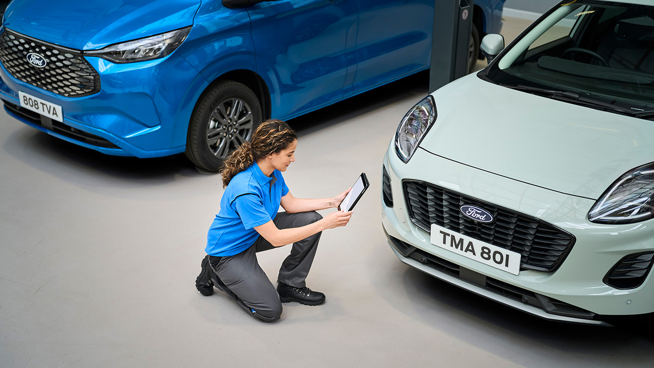 A person speaking with a Ford expert at a Ford service centre. 
